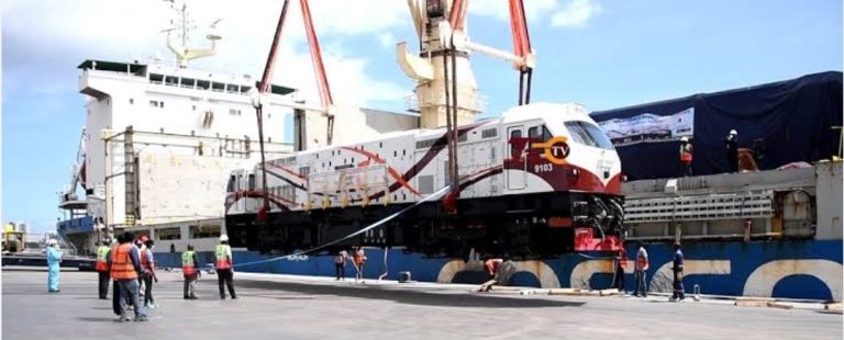 VICHWA VITATU VIPYA VYA TRENI YA UMEME SGR VYAPOKELEWA BANDARINI