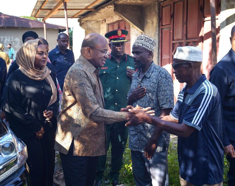 RAIS WA ZANZIBAR ALHAJJ DK.HUSSEIN MWINYI ATOWA MKONO WA POLE KWA FAMILIA YA MAREHEMU SHOMARI KHAMIS SHOMARI JANGOMBE UNGUJA LEO.