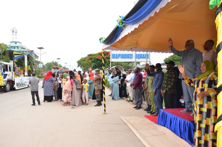 BALOZI SEIF ATAKA MAONESHO YA KAZI ZINAZOFANYWA NA TAASISI ZA SERIKALI NA BINAFSI KUENDELEZWA