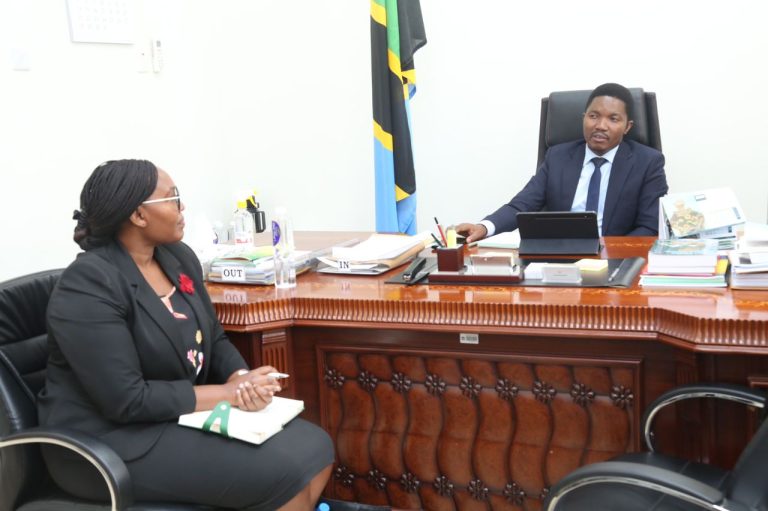 WAZIRI JAFO AKUTANA NA MKURUGENZI MKUU NEMC