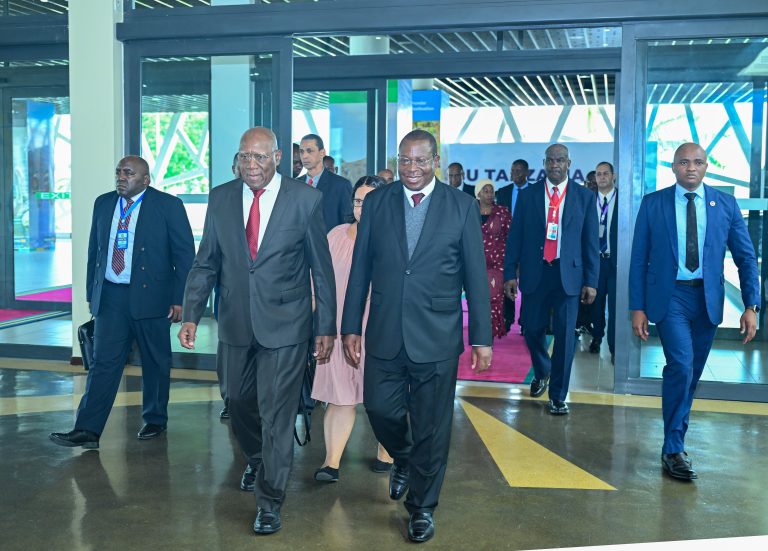 MAKAMU WA RAIS AKIMKARIBISHA M/RAIS WA CUBA IKULU DAR ES SALAAM