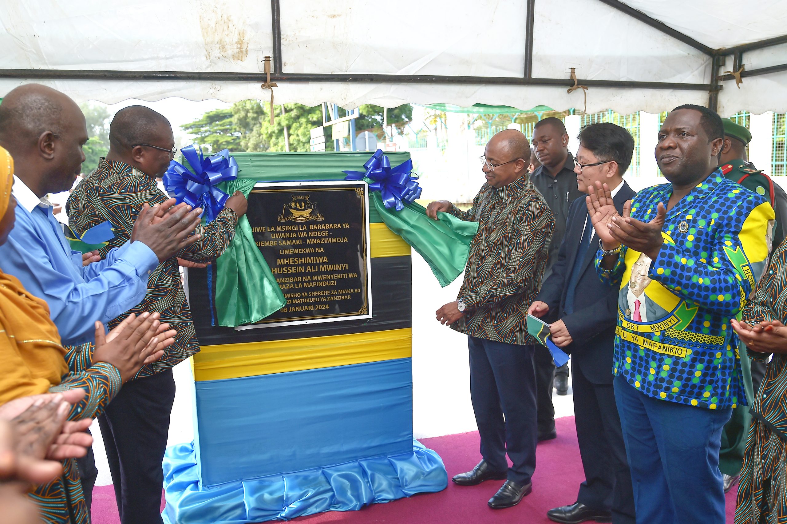 Rais Wa Zanzibar Mhe Dk Hussein Mwinyi Ameweka Jiwe La Msingi Mradi Wa Ujenzi Wa Barabara Ya