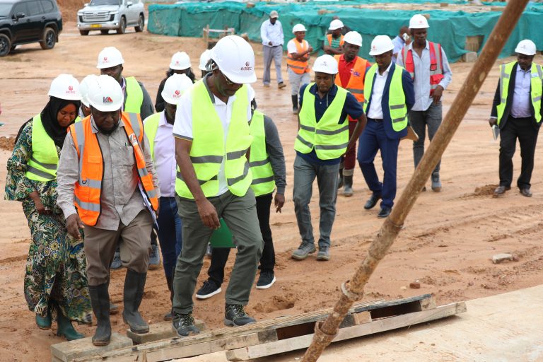 WAZIRI MBARAWA AITAKA TANROADS KUSIMAMIA JENGO LA ABIRIA TABORA