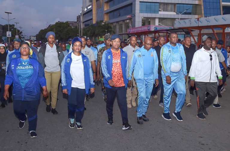RAIS WA ZANZIBAR MHE.HUSSEIN ALI MWINYI AMEONGOZA MAMIA YA WANAMICHEZO KATIKA TAMASHA LA MATEMBEZI NA MAZOEZI YA VIUNGO UWANJA WA NEW AMAAN COMPLEX ZANZIBAR