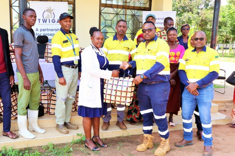 BARRICK BULYANHULU YAPELEKA FARAJA YA SIKUKUU YA MWAKA MPYA KWA WAZAZI,WAGONJWA NA WATUMISHI KITUO CHA AFYA BUGARAMA
