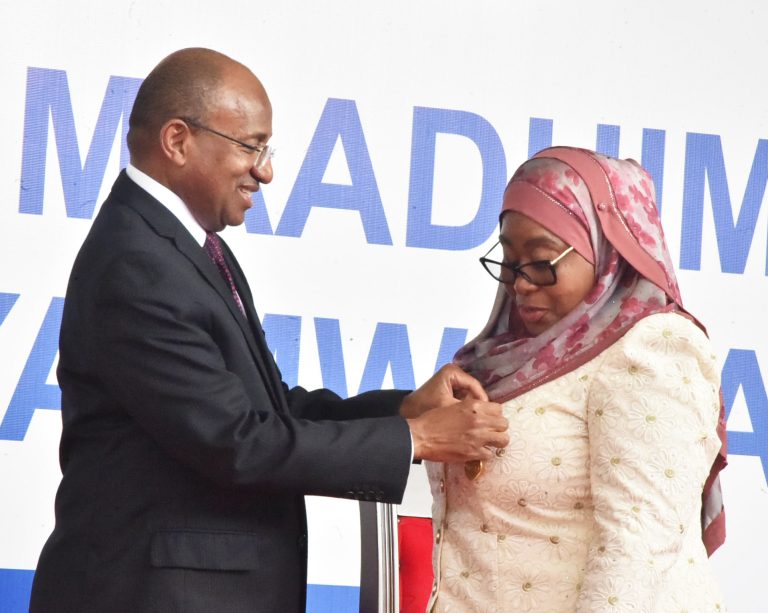 RAIS WA ZANZIBAR DKT.HUSSEIN ALI MWIMYI AMTUNUKU NISHANI RAIS SAMIA NA VIONGOZI MBALIMBALI