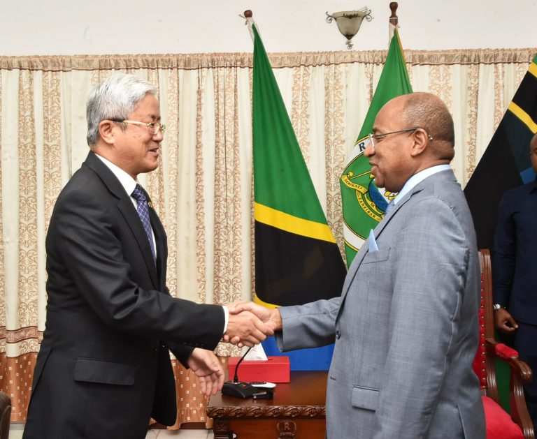 BALOZI MDOGO WA CHINA AMEMUAGA KWA RAIS MWINYI