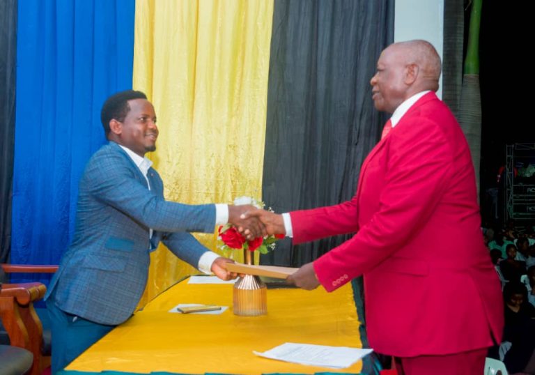 TAG MWENGE YATOA TUZO MAALUM KWA RC CHALAMILA