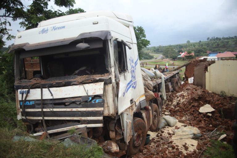 WATU WATANO WANUSURIKA KIFO KWA AJALI YA GARI BABATI