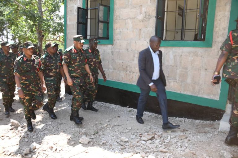 CDF JENERALI MKUNDA ARIDHISHWA NA KAZI YA UJENZI WA NYUMBA 5,000 MSOMERA