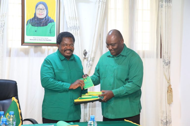 KATIBU MKUU MSTAAFU DANIEL CHONGOLO AKABIDHI OFISI KWA DKT. NCHIMBI