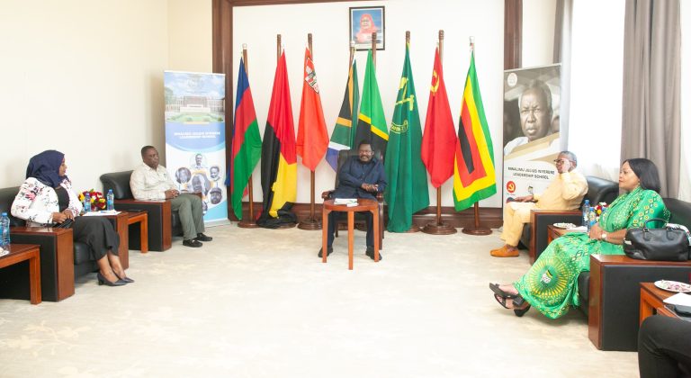KATIBU MKUU WA CCM DKT. EMMANUEL NCHIMBI AKUTANA NA KATIBU MKUU WA ANC AFRIKA KUSINI