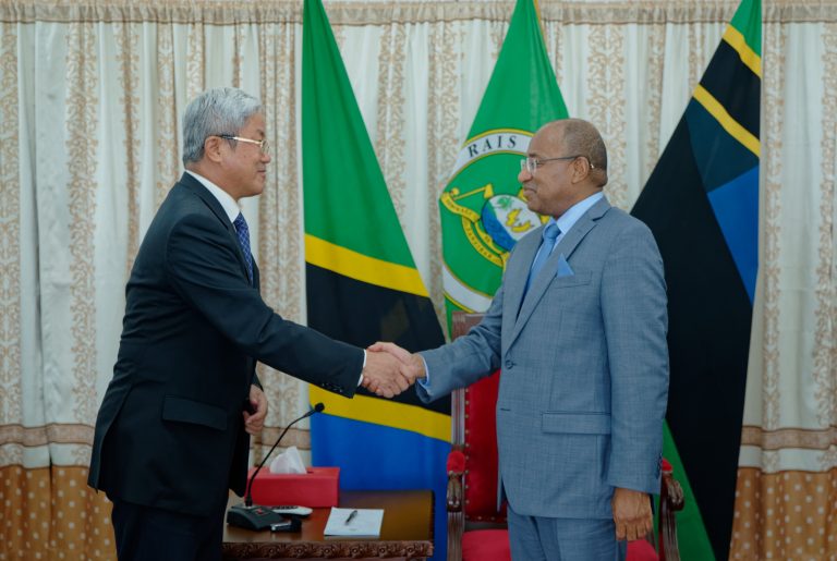RAIS DK.MWINYI AAGANA NA BALOZI MDOGO WA CHINA