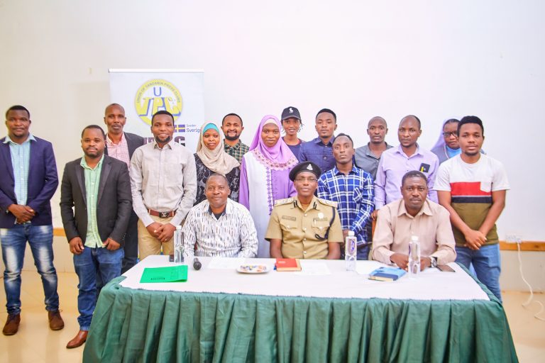POLISI MANYARA WAAHIDI KUWALINDA WAANDISHI WA HABARI WANAPOKUWA KAZINI