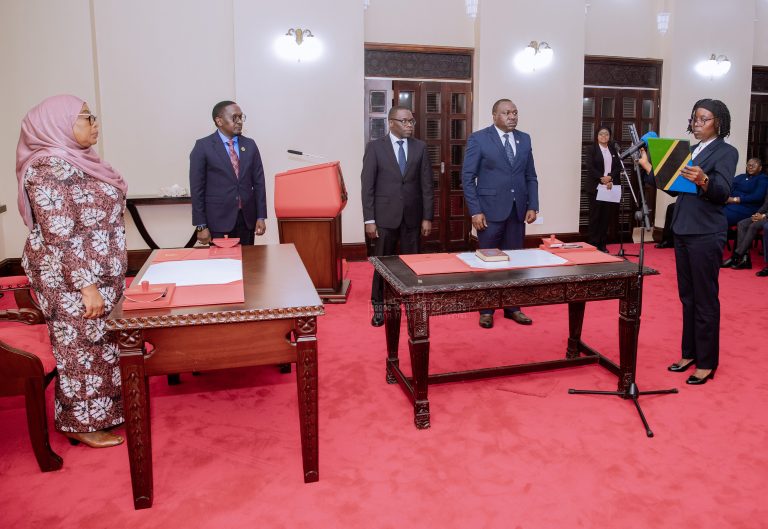 RAIS SAMIA AMUAPISHA KATIBU TAWALA MKOA WA IRINGA IKULU CHAMWINO