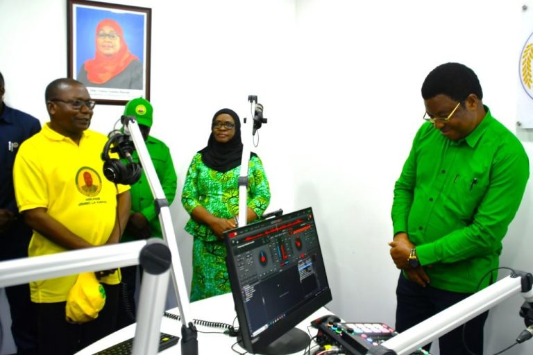 WAZIRI MKUU MAJALIWA AZINDUA REDIO MPIMBWE JIMBONI KAVUU