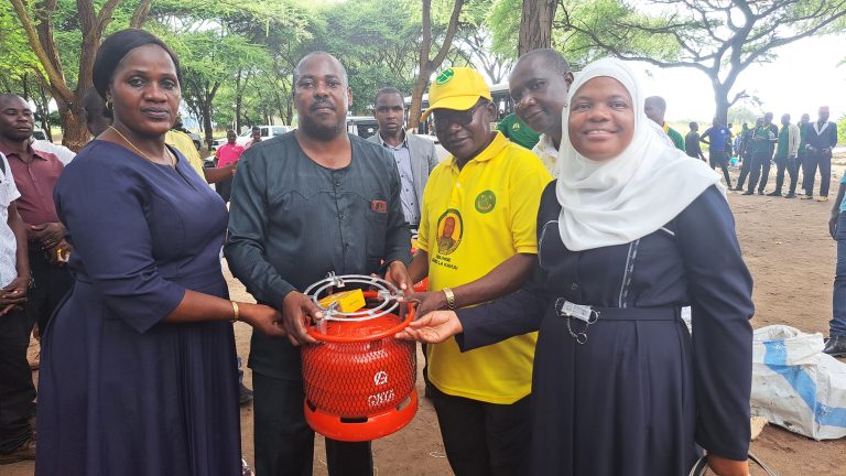 PINDA AKABIDHI MAJIKO YA GESI 200 KWA TAASISI NA VIKUNDI KAVUU