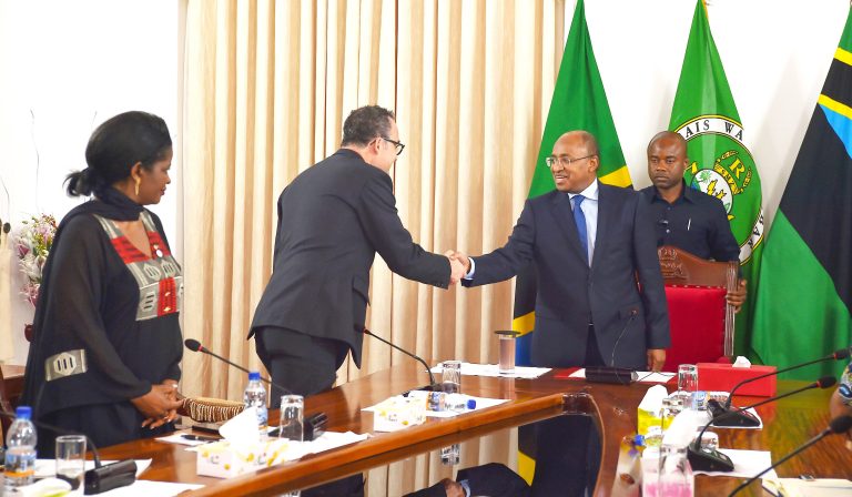 RAIS WA ZANZIBAR MHE.HUSSEIN MWINYI AMEKUTANA NA UJUMBE WA JUMUIYA YA MABUNGE YA CANADA -AFRIKA IKULU ZANZIBAR.