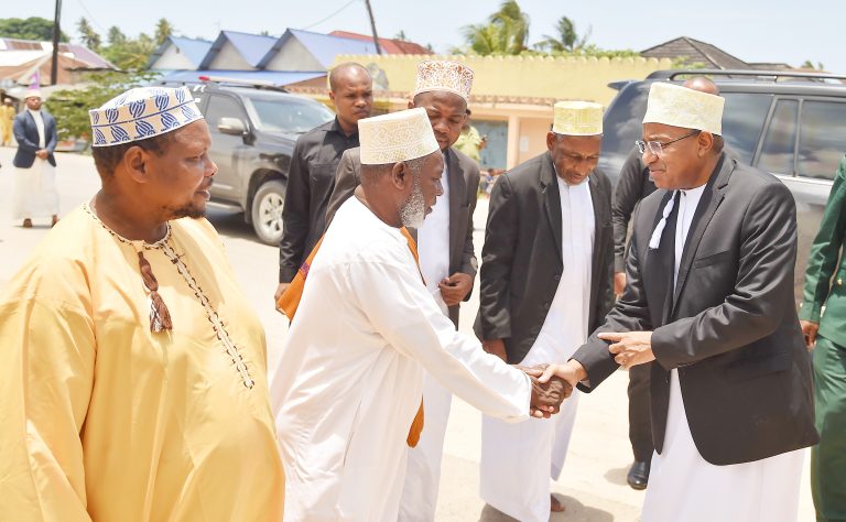 RAIS DK.HUSSEIN MWINYI AJUMUIKA NA WANANCHI KATIKA IBADA YA SALA YA IJUMAA MASJID MUBARAK KIHINANI BUBUBU UNGUJA