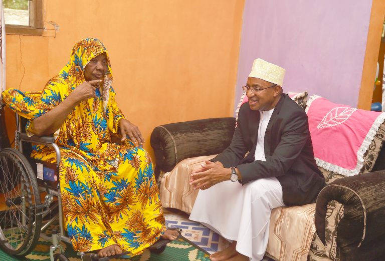 RAIS WA ZANZIBAR MHE HUSSEIN MWINYI AWATEMBELEA WAZEE MBALIMBALI KWA AJILI YA KUWAJULIA HALI ZAO LEO