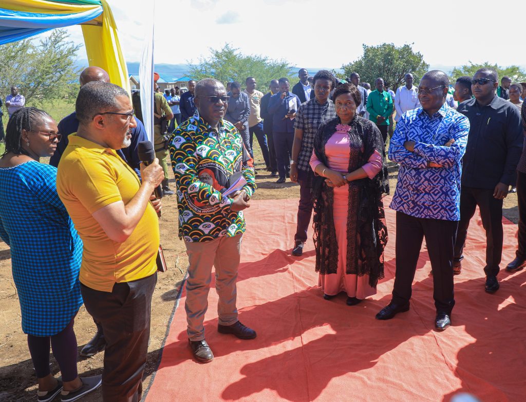 MAKAMU WA RAIS AZINDUA MRADI WA REA NA KITUO CHA AFYA KETUMBEINE – LONGIDO