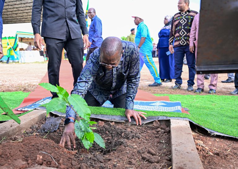 MAKAMU WA RAIS AONGOZA ZOEZI LA UPANDAJI MITI TAASISI YA SAYANSI NA TEKNOLOJIA YA KARUME ZANZIBAR