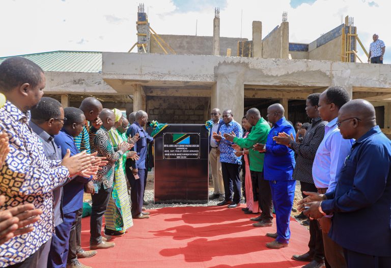 M/RAIS AWEKA JIWE LA MSINGI SHULE YA WASICHANA YA SAMIA SULUHU LONGIDO NA KUZUNGUMZA NA WANANCHI