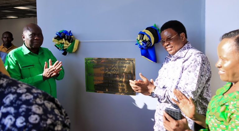 WAZIRI MKUU AWEKA JIWE LA MSINGI SOKO LA KISASA TARIME MJINI