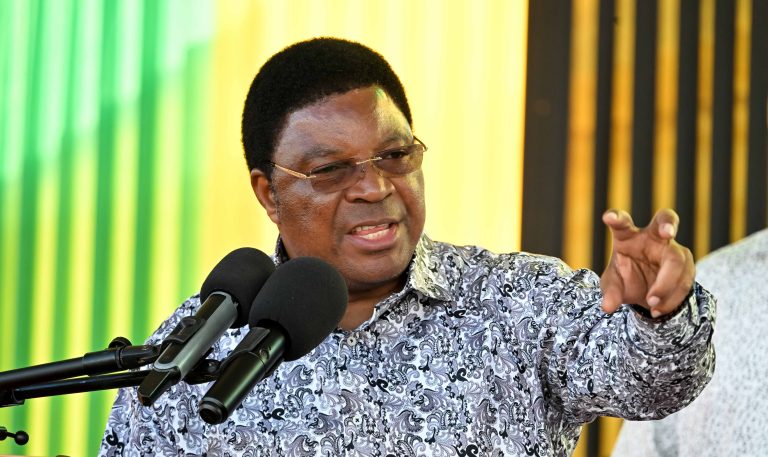 WAZIRI MKUU AKAGUA MAENDELEO YA UWANJA WA NDEGE WA MUSOMA