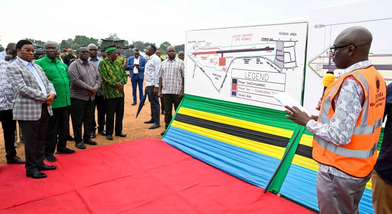 WAZIRI MKUU AWEKA JIWE LA MSINGI JENGO LA UTAWALA MUSOMA VIJIJINI
