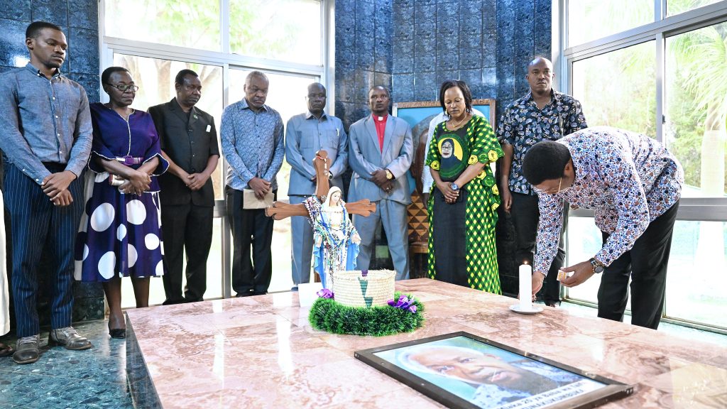 WAZIRI MKUU AZURU KABURI LA HAYATI BABA WA TAIFA