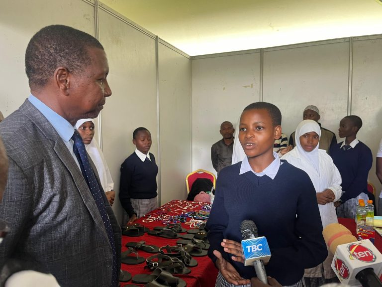 WAZIRI WA ELIMU ATAKA JAMII KUHAMASISHA WASICHANA KUSOMA SAYANSI  KWA WINGI