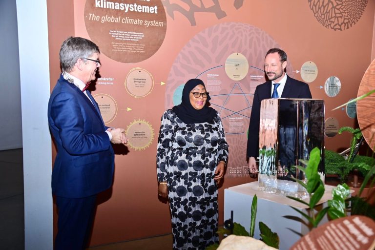RAIS SAMIA  ATEMBELEA JENGO LA CLIMATE CHUO KIKUU CHA OSLO NORWAY