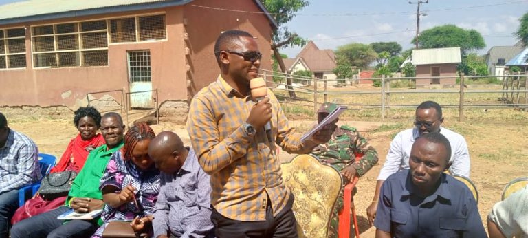 DC SIMANJIRO AWATAKA VIONGOZI KUIFUATA JAMII