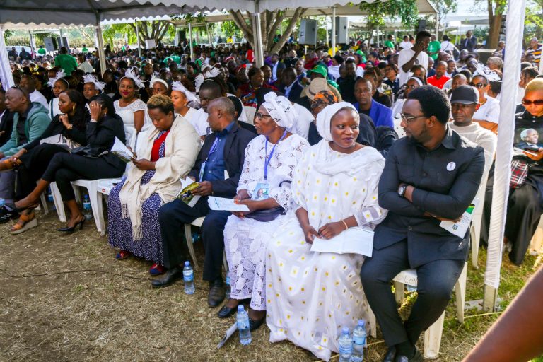 MAELFU WAJITOKEZA KUAGA MWILI WA EDWARD NGOYAI LOWASSA