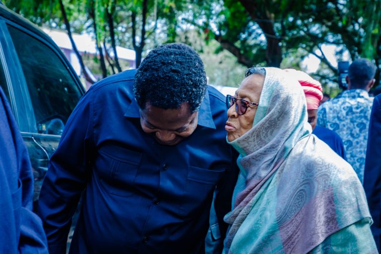 NCHIMBI AMTAKIA HERI MIAKA 94 MAMA FATMA KARUME, WATETA MSIBANI KWA LOWASSA