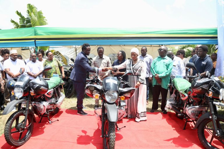 WADAU SEKTA YA AFYA WAKABIDHI VITENDEA KAZI VYA THAMANI YA MILIONI 800 KWA SERIKALI