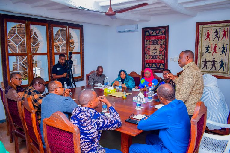 DKT.DIMWA AZUNGUMZA NA WAKUU WA WILAYA Z’BAR.