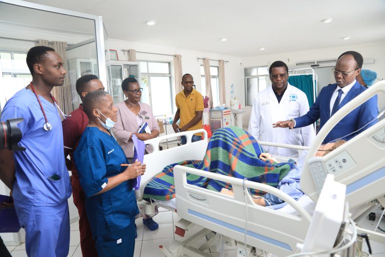 NAIBU WAZIRI WA AFYA DKT. MOLLEL AWAJULIA HALI MAJERUHI WA AJALI ARUSHA