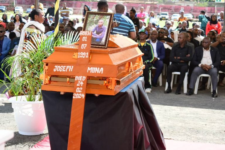 MAMIA YA WANANCHI WAJITOKEZA KUIAGA MIILI YA WATU 25 WALIOFARIKI AJALINI ARUSHA.
