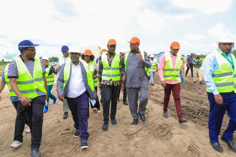 BASHUNGWA AMUONDOA MKANDARASI WA BARABARA KATIKA KIWANDA CHA SUKARI MKULAZI-MOROGORO
