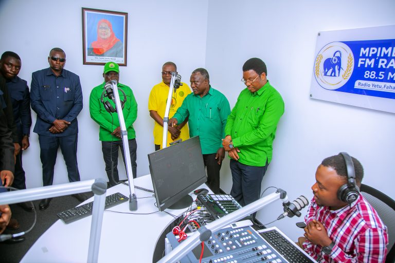 WAZIRI MKUU AAGIZA RADIO ZA JAMII KUTUMIKA KUTUMIKA KERO ZA WANANCHI