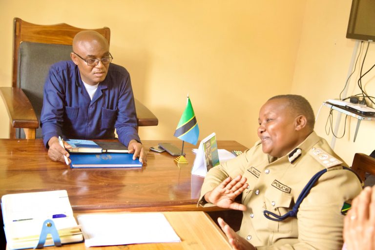 MKUU WA INTERPOL POLISI TANZANIA ATEMBELEA KITUO KIKUU CHA POLISI MKOA WA SONGWE