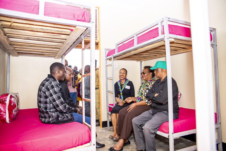 LYRA YAKABIDHI BWENI LA WASICHANA, CHUMBA CHA KOMPYUTA SHULE YA SEKONDARI MSEKE IRINGA