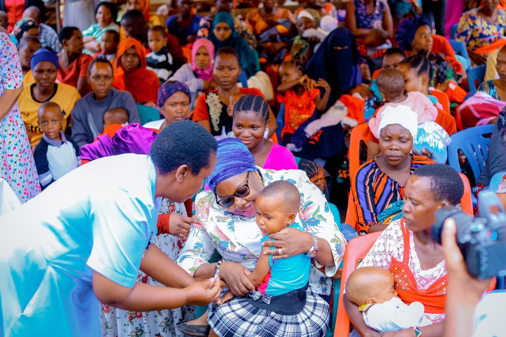 DC IGUNGA AZINDUA CHANJO YA SURUA NA RUBELLA PAMOJA NA KUKABIDHI MAGARI MAWILI YA KUBEBA WAGONJWA.