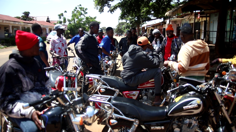 DEREVA BODABODA AUAWA KIKATILI MJINI BABATI, PIKIPIKI YAPORWA