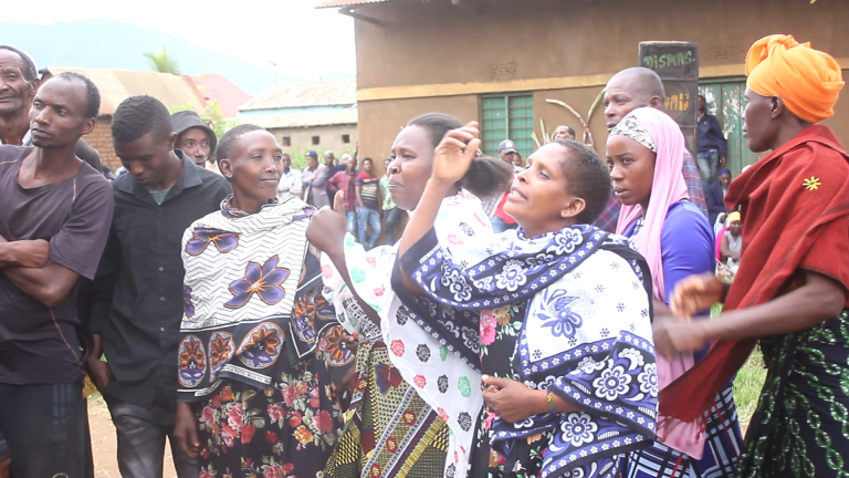 DC BABATI AAGIZA KINA MAMA WAPONDA KOKOTO GALAPO WALIPWE FEDHA ZAO HARAKA.
