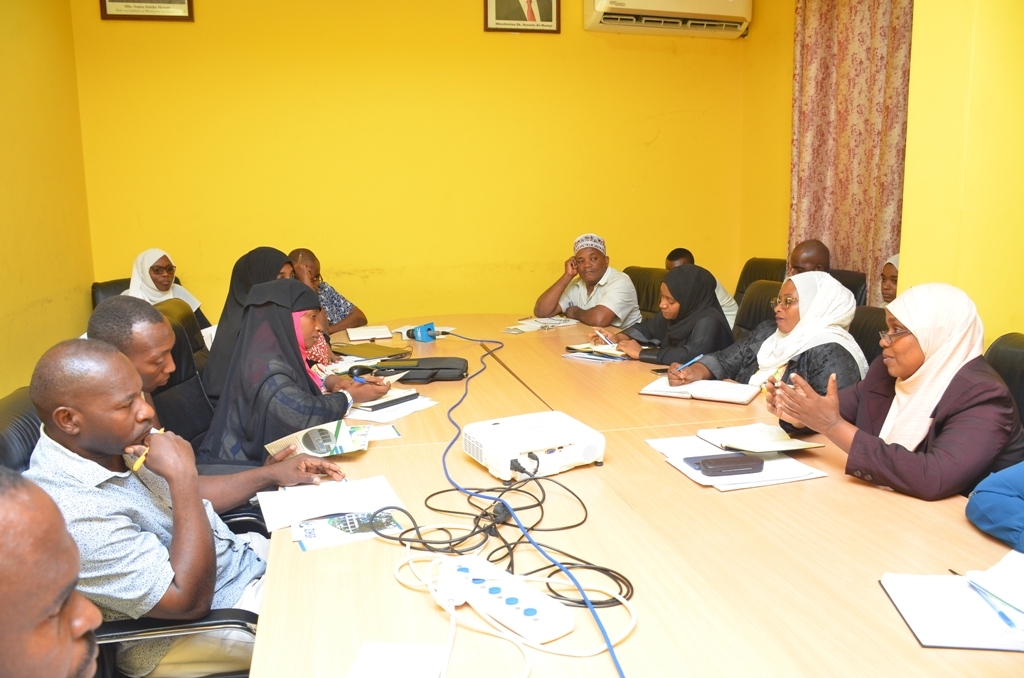 ZHSF YAWAJENGEA UELEWA WATENDAJI WA TUME YA UKIMWI ZANZIBAR Full ZHSF YAWAJENGEA UELEWA WATENDAJI WA TUME YA UKIMWI ZANZIBAR Full