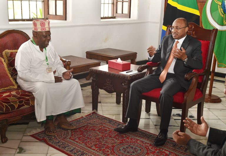 RAIS DK.MWINYI APOKEA MKONO WA POLE KUTOKA KWA ALIYEWAHI KUWA KATIBU MKUU YA UMOJA WA VITANA TANZANIA NDG. SUKWA SAID SUKWA
