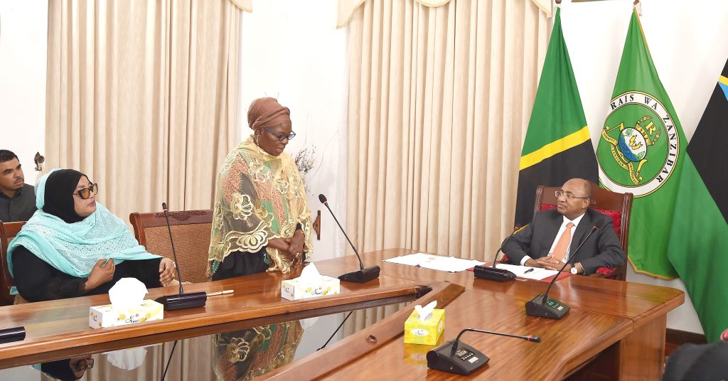 RAIS DK.MWINYI APOKEA MKONO WA POLE KUTOKA KWA MWENYEKITI WA UWT TAIFA MARY CHATANDA IKULU ZANZIBAR